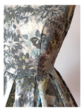 Carica l'immagine nel visualizzatore di Gallery, 1950s 1960s - Gorgeous Floral Dress - W29 (74cm)
