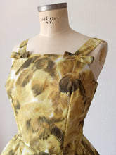 Carica l'immagine nel visualizzatore di Gallery, 1950s 1960s - Stunning Abstract Floral Dress - W28.5 (72cm)
