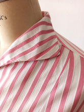 Charger l'image dans la galerie, 1950s - Exquisite Pink Candy Stripes Cotton Blouse - Sz 44
