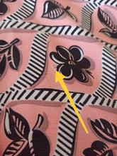 Carica l'immagine nel visualizzatore di Gallery, 1940s - Superb Pink &amp; Black Rayon Dress - W33 (84cm)
