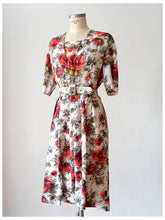 Laden Sie das Bild in den Galerie-Viewer, 1950s - ETOILE, Paris - Stunning Floral Rayon Dress - W33 (84cm)
