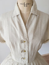 Laden Sie das Bild in den Galerie-Viewer, 1950s - McARTHUR, USA - Exquisite Handpainted Dress - W27.5 (70cm)
