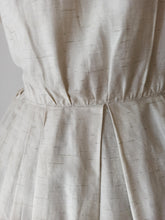 Laden Sie das Bild in den Galerie-Viewer, 1950s - McARTHUR, USA - Exquisite Handpainted Dress - W27.5 (70cm)
