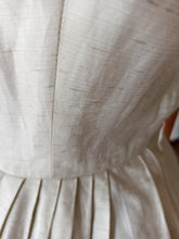 Laden Sie das Bild in den Galerie-Viewer, 1950s - McARTHUR, USA - Exquisite Handpainted Dress - W27.5 (70cm)
