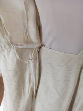 Laden Sie das Bild in den Galerie-Viewer, 1950s - McARTHUR, USA - Exquisite Handpainted Dress - W27.5 (70cm)
