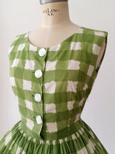Laden Sie das Bild in den Galerie-Viewer, 1950s 1960s - Adorable Green Checked Cotton Dress - W27 (68cm)
