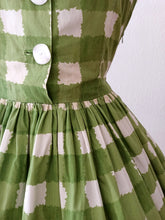 Laden Sie das Bild in den Galerie-Viewer, 1950s 1960s - Adorable Green Checked Cotton Dress - W27 (68cm)
