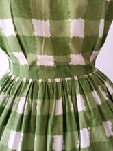 Laden Sie das Bild in den Galerie-Viewer, 1950s 1960s - Adorable Green Checked Cotton Dress - W27 (68cm)
