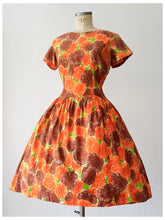Cargar imagen en el visor de la galería, 1950s - Spectacular Floral Cotton Dress - W29 (74cm)
