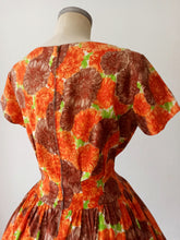 Cargar imagen en el visor de la galería, 1950s - Spectacular Floral Cotton Dress - W29 (74cm)
