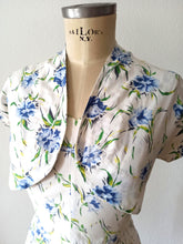 Laden Sie das Bild in den Galerie-Viewer, 1950s - Gorgeous Floral Cotton Bolero Dress - W27.5 (70cm)
