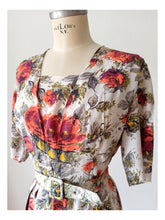 Laden Sie das Bild in den Galerie-Viewer, 1950s - ETOILE, Paris - Stunning Floral Rayon Dress - W33 (84cm)
