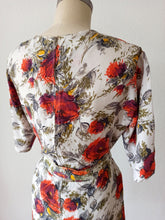Laden Sie das Bild in den Galerie-Viewer, 1950s - ETOILE, Paris - Stunning Floral Rayon Dress - W33 (84cm)
