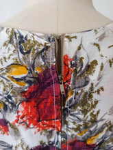 Laden Sie das Bild in den Galerie-Viewer, 1950s - ETOILE, Paris - Stunning Floral Rayon Dress - W33 (84cm)
