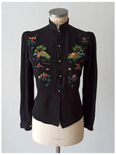 Cargar imagen en el visor de la galería, 1940s - Stunning Embroidered Mao Blouse - Sz S/M
