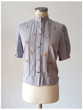 Cargar imagen en el visor de la galería, 1950s - Adorable Embroidered Rayon Blouse - Sz M/L
