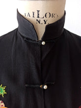 Cargar imagen en el visor de la galería, 1940s - Stunning Embroidered Mao Blouse - Sz S/M
