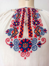 Cargar imagen en el visor de la galería, 1940s - ARTEX, Hungary - Colorful Gauze Blouse - W29 (74cm)
