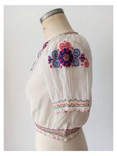 Cargar imagen en el visor de la galería, 1940s - ARTEX, Hungary - Colorful Gauze Blouse - W29 (74cm)
