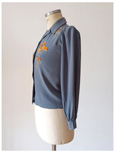 Cargar imagen en el visor de la galería, 1940s - Gorgeous Slate Blue Embroidered Blouse - Sz S
