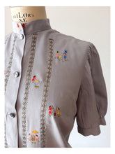 Cargar imagen en el visor de la galería, 1950s - Adorable Embroidered Rayon Blouse - Sz M/L
