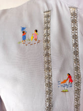 Cargar imagen en el visor de la galería, 1950s - Adorable Embroidered Rayon Blouse - Sz M/L
