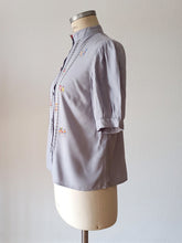 Cargar imagen en el visor de la galería, 1950s - Adorable Embroidered Rayon Blouse - Sz M/L
