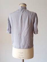 Cargar imagen en el visor de la galería, 1950s - Adorable Embroidered Rayon Blouse - Sz M/L
