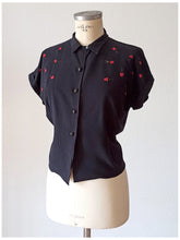Charger l'image dans la galerie, 1950s - Cute Ladybugs Embroidered Rayon Blouse - W34.5 (88cm)
