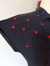 Charger l'image dans la galerie, 1950s - Cute Ladybugs Embroidered Rayon Blouse - W34.5 (88cm)
