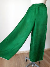 Load image into Gallery viewer, 1940s 1950s - Exquisite 3pc Green Liquid Silk Chinese Pajama
