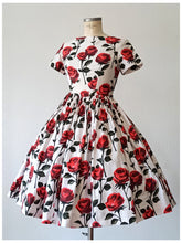 Laden Sie das Bild in den Galerie-Viewer, 1950s - Spectacular Roseprint Cotton Dress - W28 (70cm)
