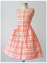 Laden Sie das Bild in den Galerie-Viewer, 1950s - Fabulous Orange Printed Cotton Dress - W27 (68cm)
