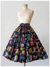 Laden Sie das Bild in den Galerie-Viewer, 1940s 1950s - GERMANY - Stunning Linen Novelty Skirt - W27.5 (70cm)
