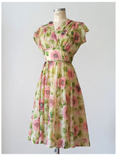 Laden Sie das Bild in den Galerie-Viewer, 1940s - Exquisite Floral Summer Dress - W27 (68cm)
