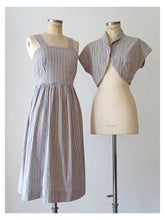 Laden Sie das Bild in den Galerie-Viewer, 1940s - Gorgeous Rainbow Stripes Bolero Dress - W31 (78cm)
