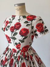 Laden Sie das Bild in den Galerie-Viewer, 1950s - Spectacular Roseprint Cotton Dress - W28 (70cm)

