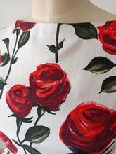 Laden Sie das Bild in den Galerie-Viewer, 1950s - Spectacular Roseprint Cotton Dress - W28 (70cm)
