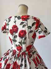 Laden Sie das Bild in den Galerie-Viewer, 1950s - Spectacular Roseprint Cotton Dress - W28 (70cm)
