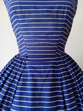 Laden Sie das Bild in den Galerie-Viewer, 1950s - FRANCE - Iconic Blue Striped Cotton Dress - W25 (64cm)
