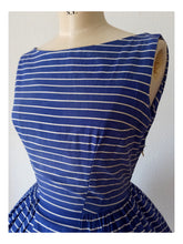 Laden Sie das Bild in den Galerie-Viewer, 1950s - FRANCE - Iconic Blue Striped Cotton Dress - W25 (64cm)
