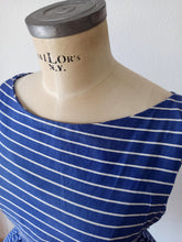 Laden Sie das Bild in den Galerie-Viewer, 1950s - FRANCE - Iconic Blue Striped Cotton Dress - W25 (64cm)
