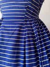 Laden Sie das Bild in den Galerie-Viewer, 1950s - FRANCE - Iconic Blue Striped Cotton Dress - W25 (64cm)
