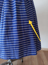 Laden Sie das Bild in den Galerie-Viewer, 1950s - FRANCE - Iconic Blue Striped Cotton Dress - W25 (64cm)
