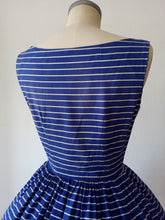 Laden Sie das Bild in den Galerie-Viewer, 1950s - FRANCE - Iconic Blue Striped Cotton Dress - W25 (64cm)
