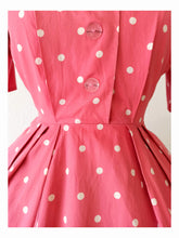 Laden Sie das Bild in den Galerie-Viewer, 1950s - Iconic Pink Dotted Cotton Dress - W28.5 (72cm)
