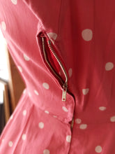 Laden Sie das Bild in den Galerie-Viewer, 1950s - Iconic Pink Dotted Cotton Dress - W28.5 (72cm)
