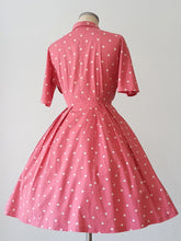 Laden Sie das Bild in den Galerie-Viewer, 1950s - Iconic Pink Dotted Cotton Dress - W28.5 (72cm)
