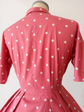 Laden Sie das Bild in den Galerie-Viewer, 1950s - Iconic Pink Dotted Cotton Dress - W28.5 (72cm)
