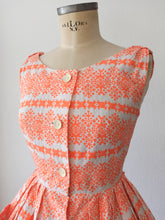 Laden Sie das Bild in den Galerie-Viewer, 1950s - Fabulous Orange Printed Cotton Dress - W27 (68cm)
